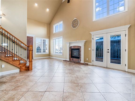 4th image of 707 SW Caprington St #1