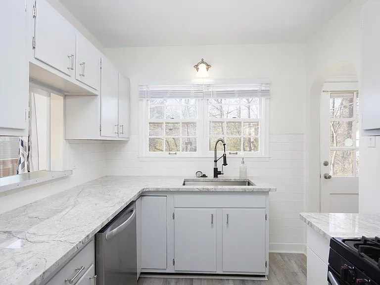 208 S Clark St — Photo 15