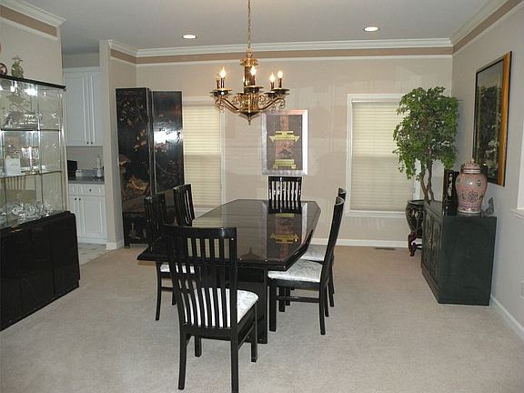 Dining Room w/Crown Molding