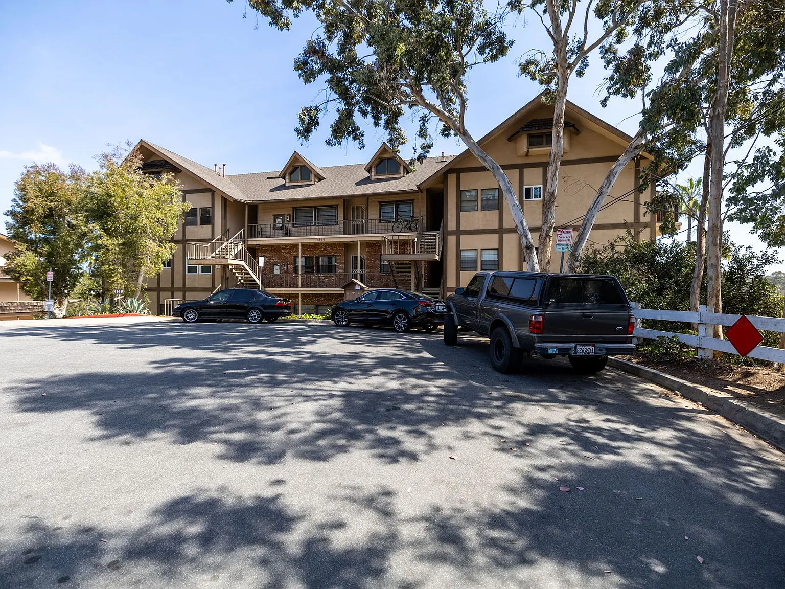 Sleepy Hollow Apartments — Photo 3