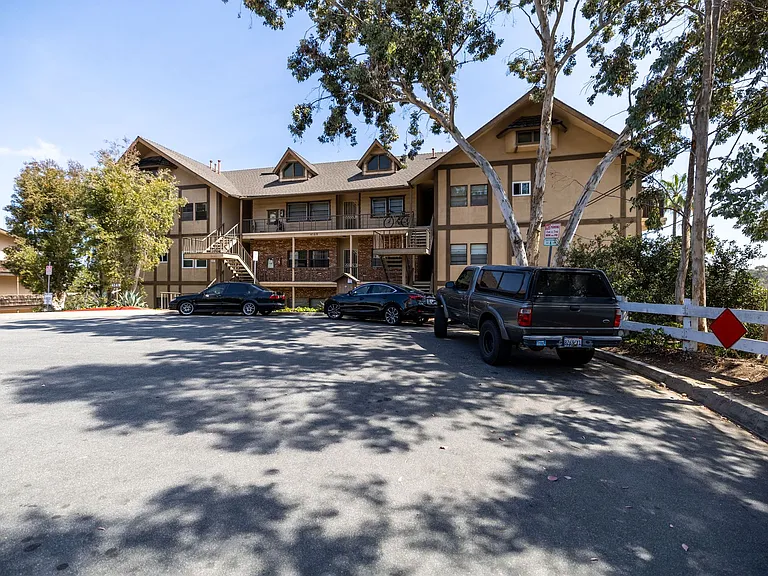 Sleepy Hollow Apartments — Photo 3