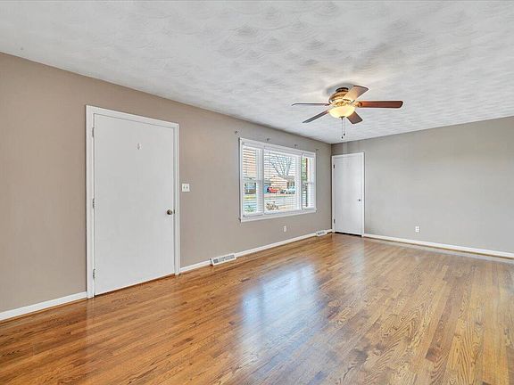 4th image of 5923 Village Ln