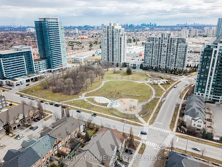 7950 Bathurst St #1424 — Photo 35