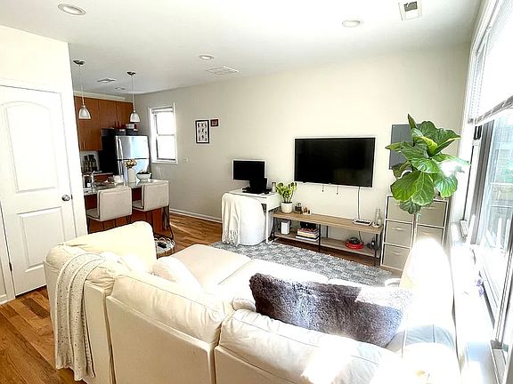 4th image of 3051 N Racine Ave #2R