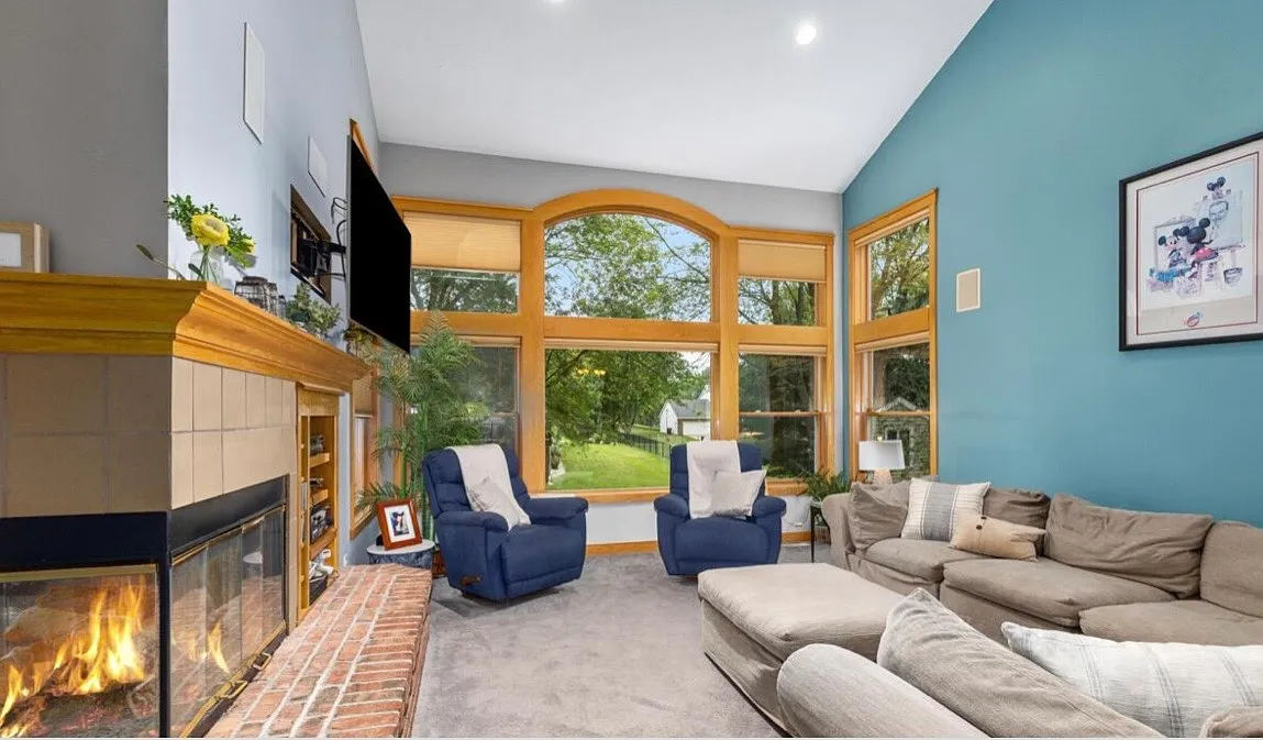 4 bed, 2.5 bath, 3824 sqft, $2,900 — Photo 2