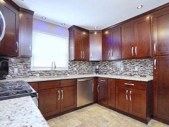 4th image of 59 Amber St #1