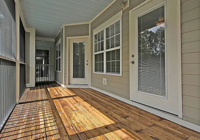 screened-in porch/balcony