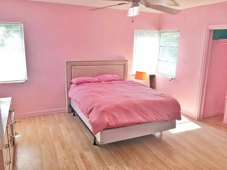 Pink bedroom 