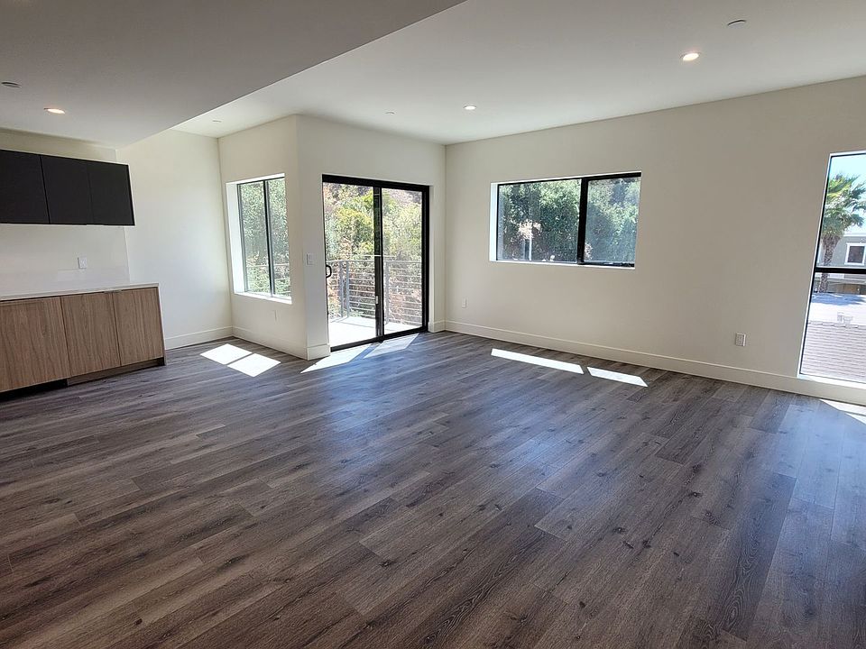 1st image of 862 Moraga Dr #307