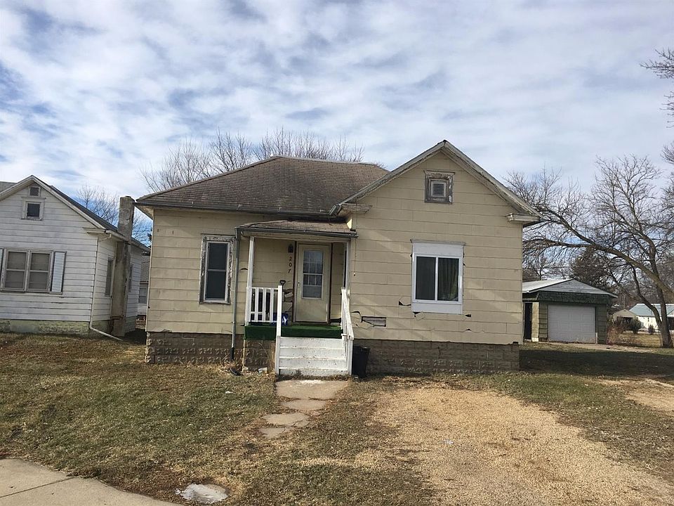 2nd image of 207 Union St
