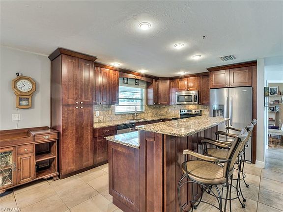 4th image of 1036 SE 18th PL