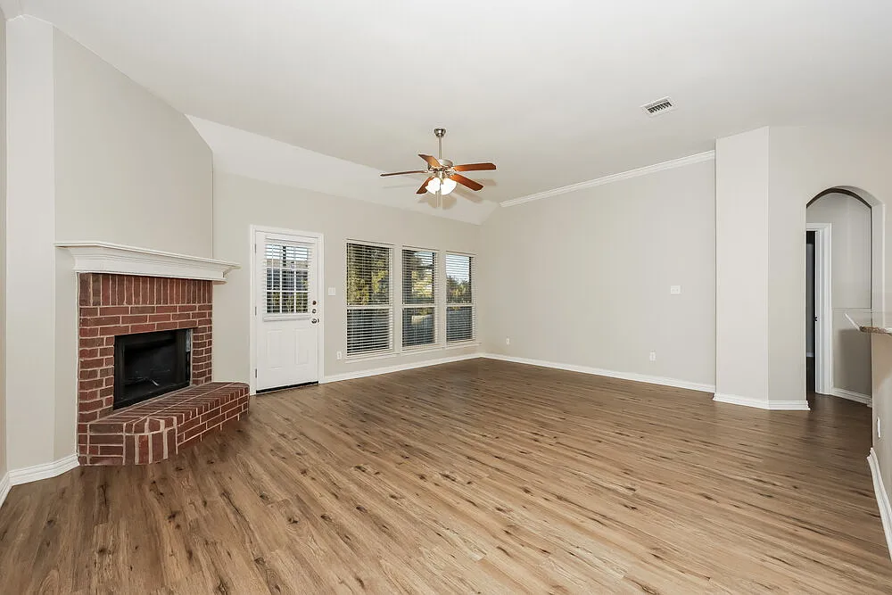 3 bed, 2.0 bath, 2182 sqft, $3,690 — Photo 3