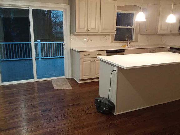 kitchen w/slider to deck