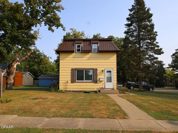 557 E 4th St, Grafton, ND 58237
