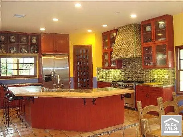 6 bed, 3000 sqft, $1,050 — Photo 4