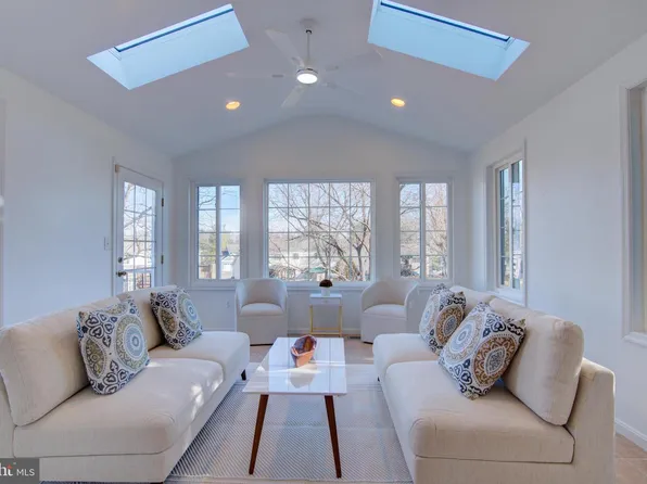 304 Aaron Ct, Sterling, VA 20164