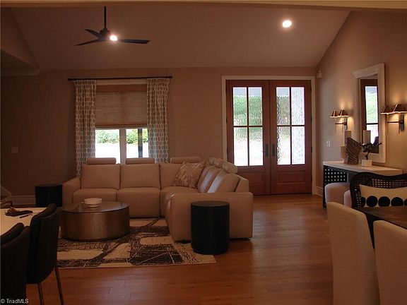 3rd image of 4034 Waterview Rd