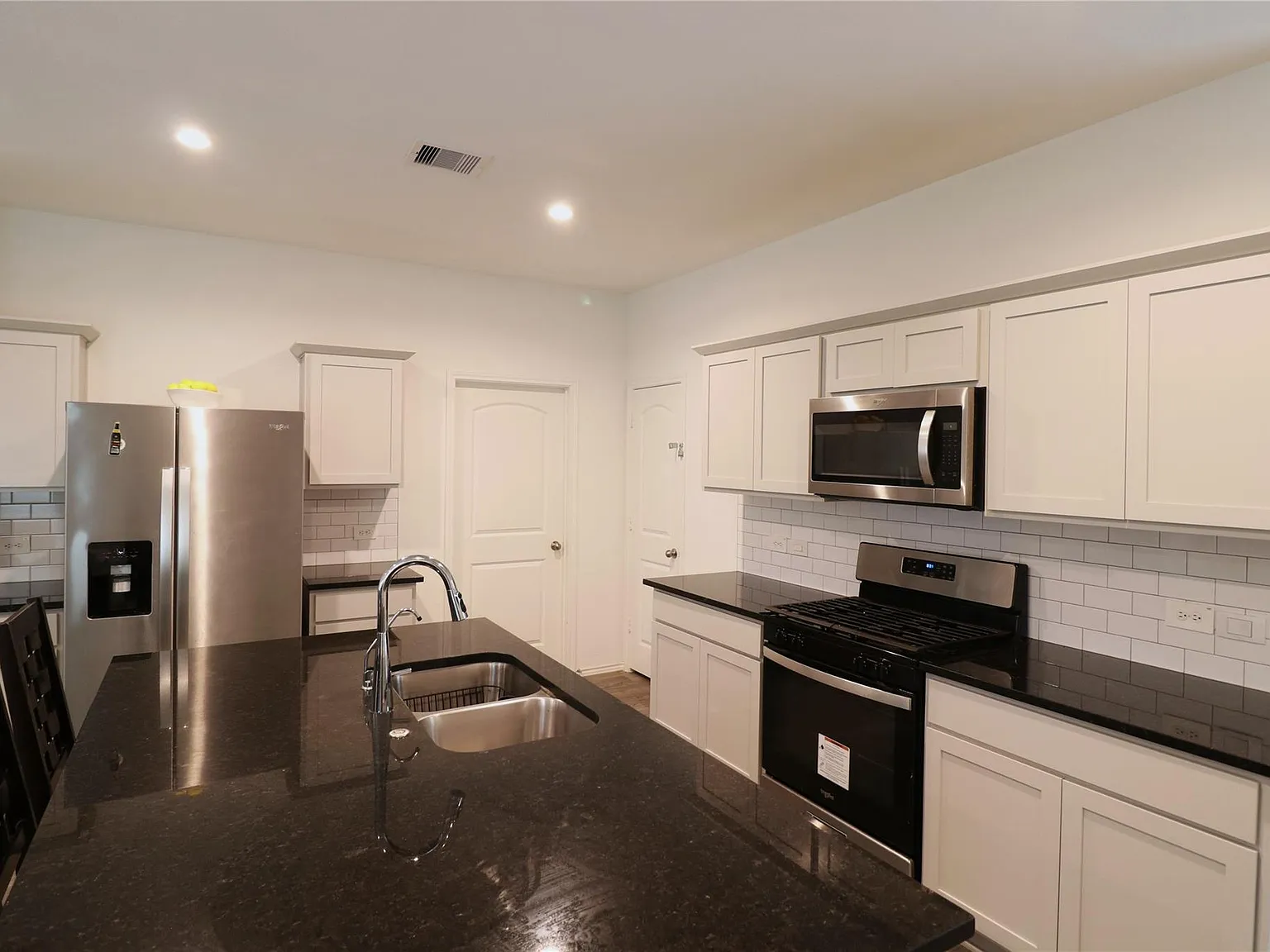 4 bed, 2.5 bath, 2275 sqft, $2,500 — Photo 4