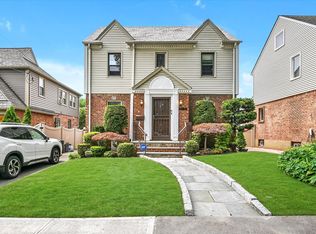 3350 210th St, Bayside, NY 11361