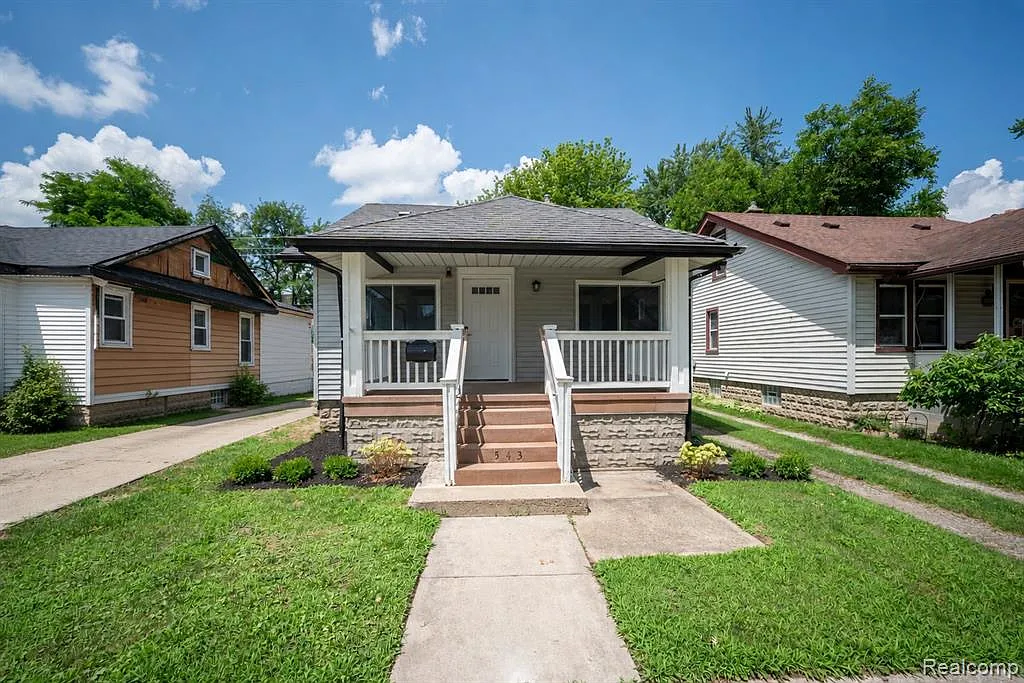 3 bed, 1.0 bath, 1216 sqft, $2,200 — Photo 1