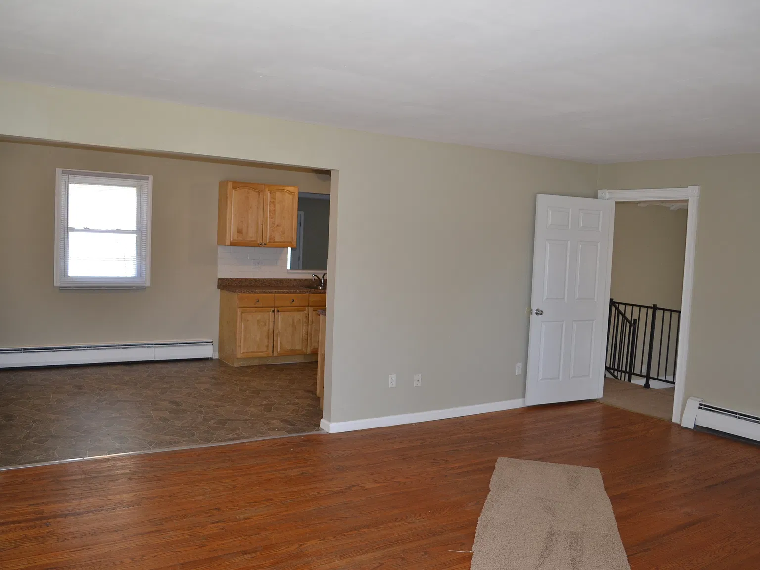 4 bed, 1.5 bath, 2400 sqft, $2,995 — Photo 4