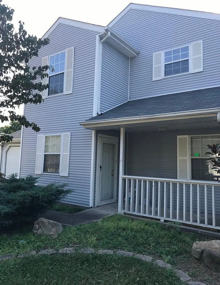 3 bed, 2.5 bath, 1344 sqft, $2,100 — Photo 3