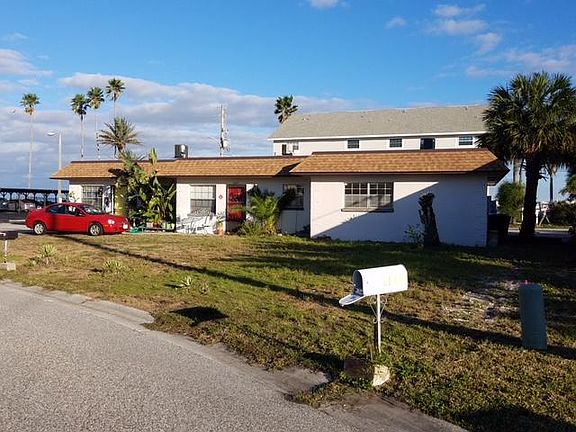 Great location.. walk to Marina and fish for the day, only 3 units here!