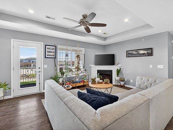 5th image of 400 E Franklin St #204