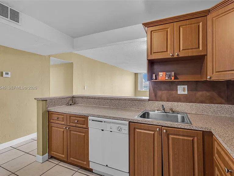 9143 SW 77th Ave #B802 — Photo 6
