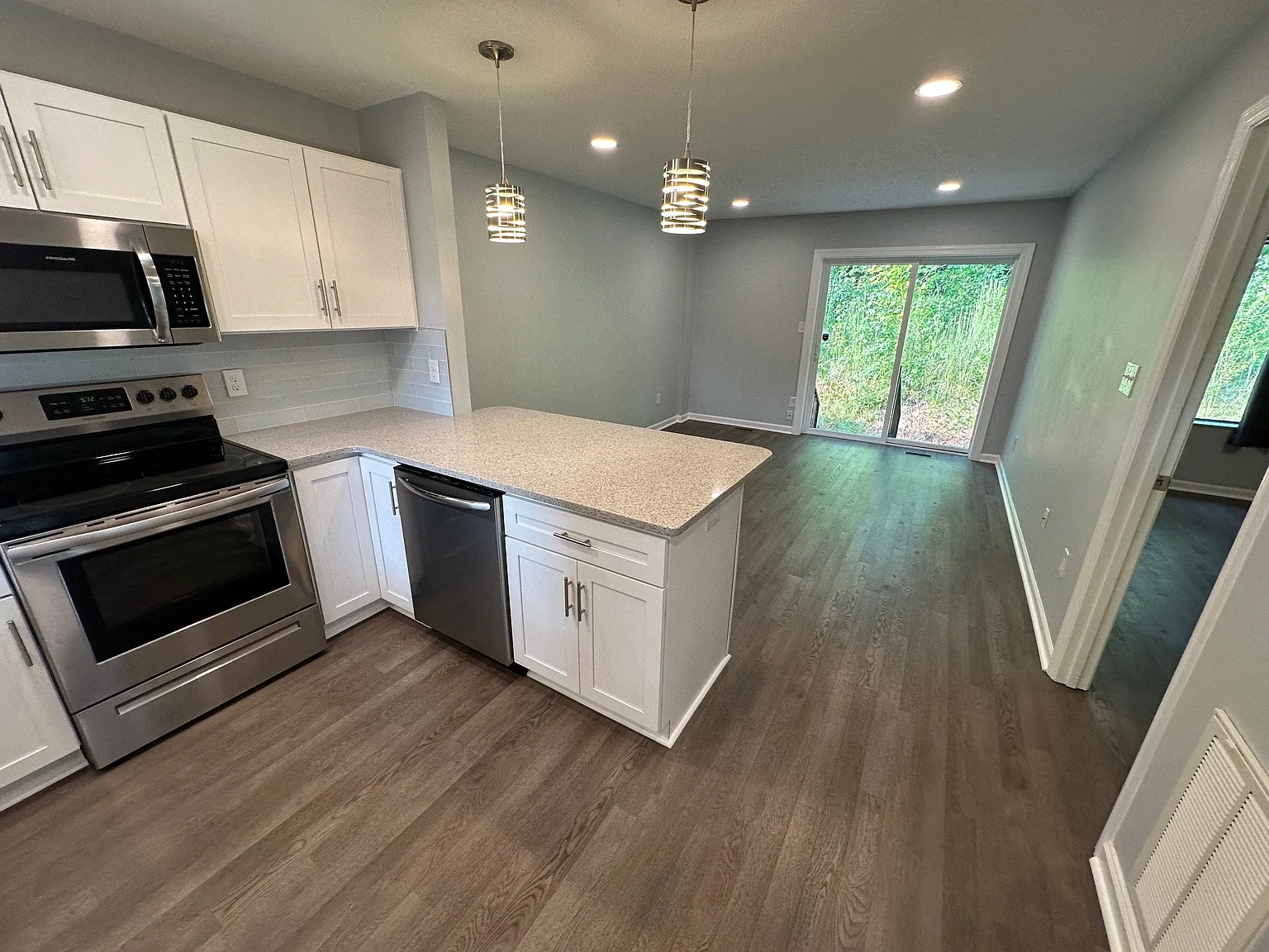1 bed, 650 sqft, $1,200 — Photo 3