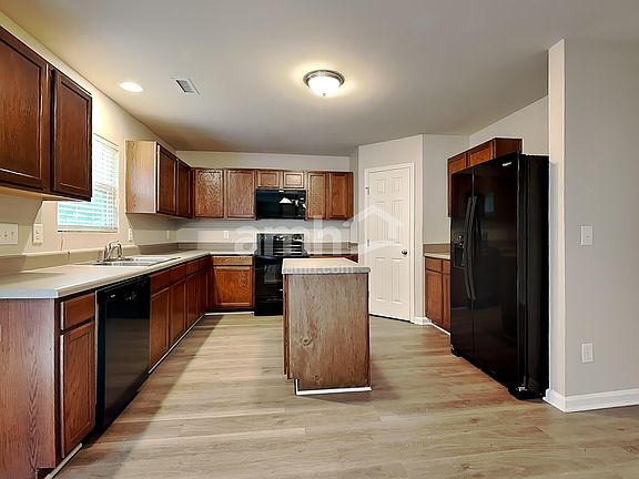 3rd image of 197 Woodcreek Ln