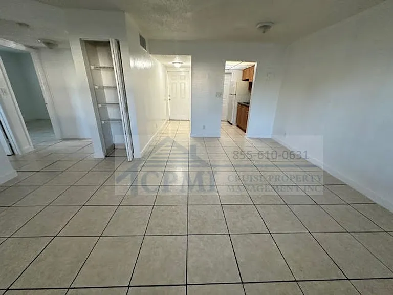 Lakeview Apartments - 5911 SW 41 St — Photo 28