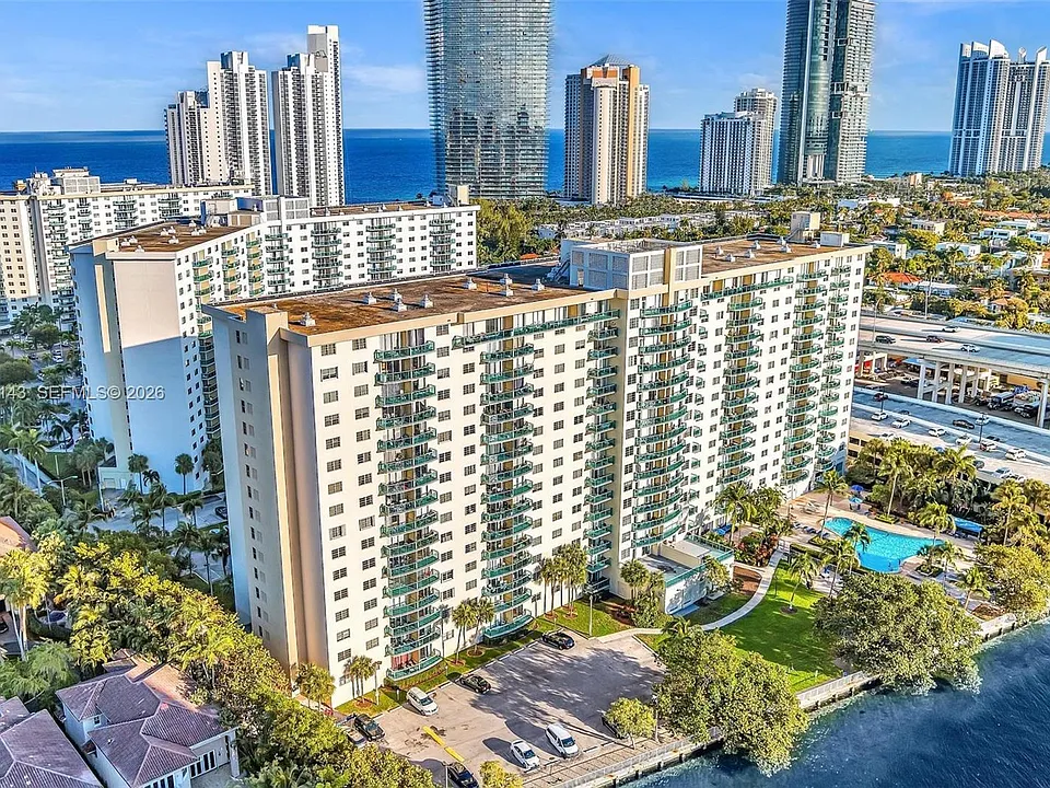 19390 Collins Ave #908