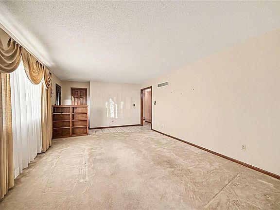 5th image of 112 Helen St