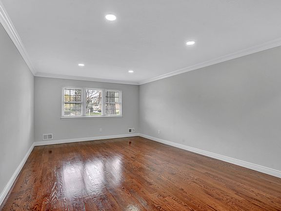 5th image of 31 Milford Ln APT W13