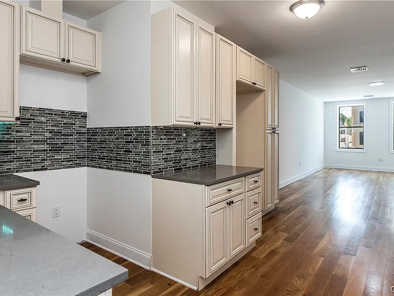 221 Elizabeth St #1 — Photo 10