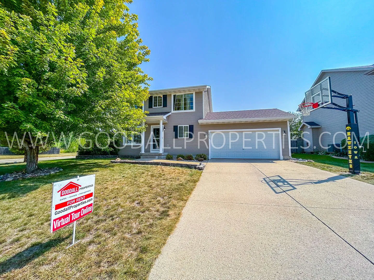 Charming 3-bedroom, 3-bath home with a fenced backyard and a partially finished basement. — Photo 1