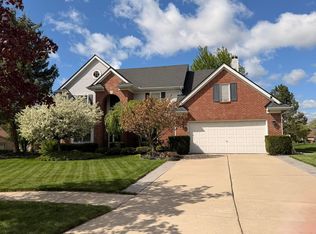 18175 Queensbury Dr, Livonia, MI 48152