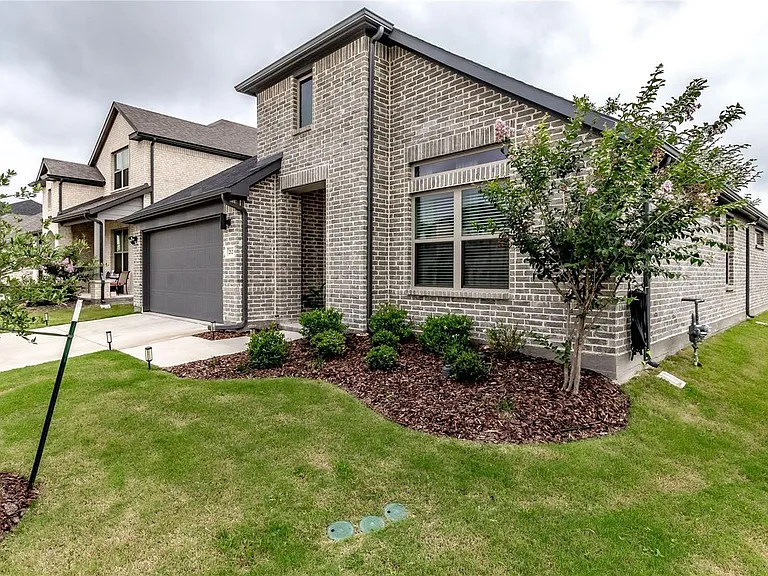 2122 Mossfield Ln — Photo 2