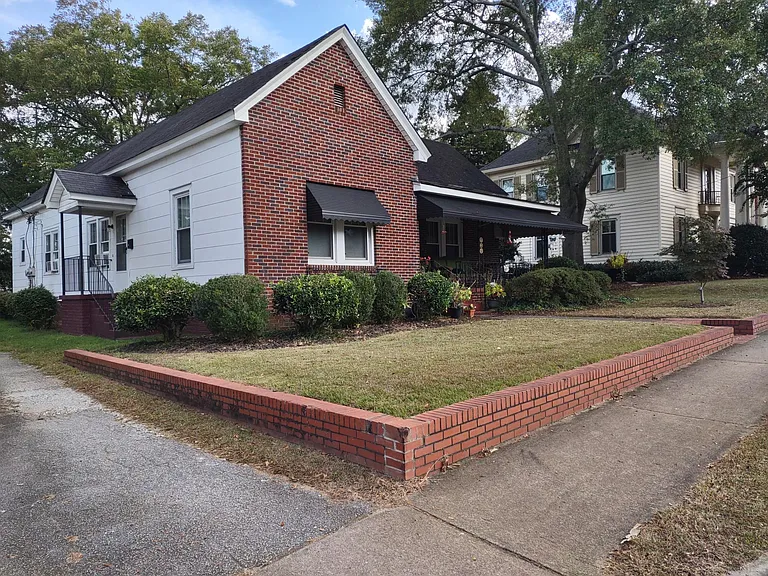 402 N Main St — Photo 1