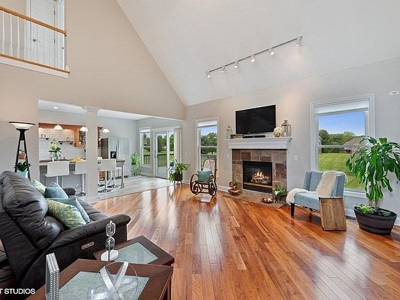 3rd image of 640 Gainesway Cir