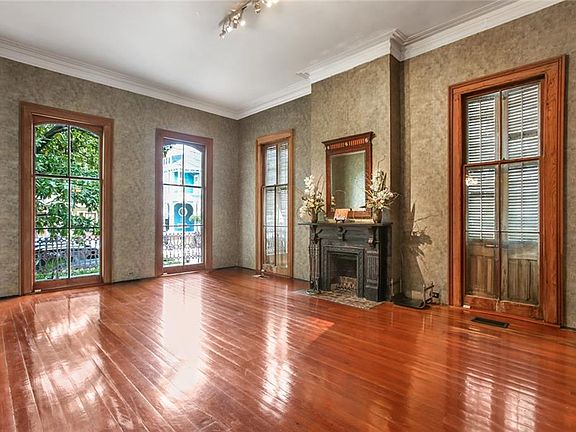 4th image of 811 Marigny St
