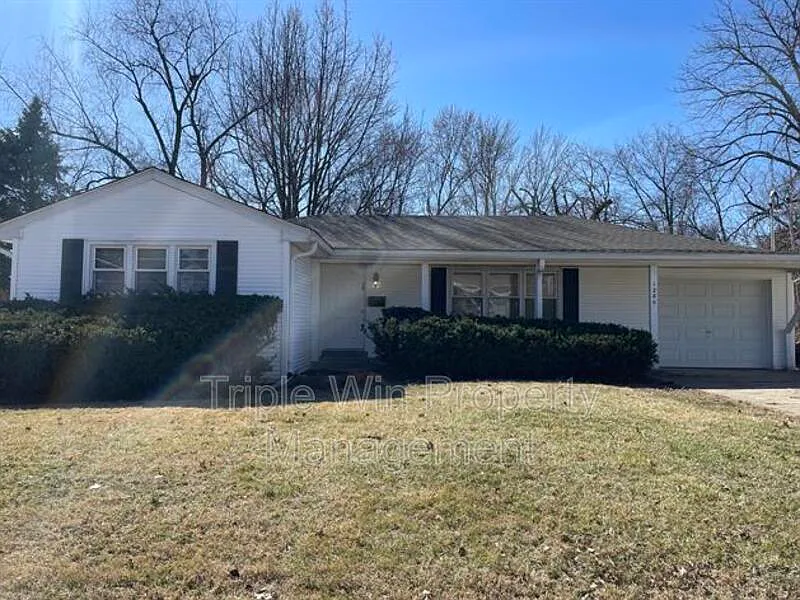 3 bed, 1.0 bath, 1274 sqft, $1,600 — Photo 2