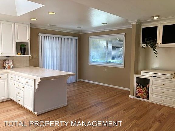3rd image of 915 Castlewood Dr APT 1