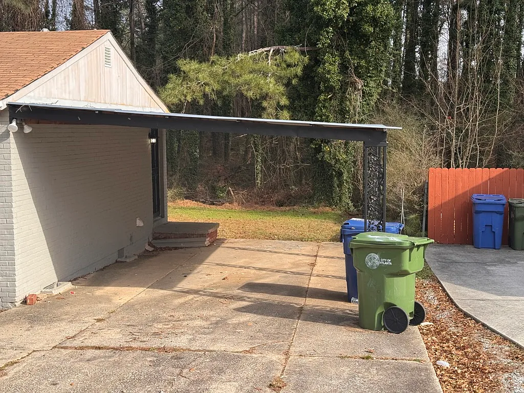 Cozy 3BR Home with Carport, Central A/C and Fenced Yard — Photo 3