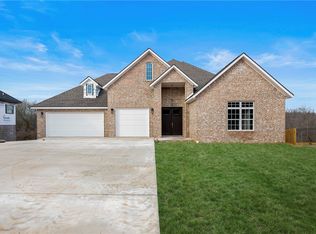 211 Highland Rd, Bentonville, AR 72712