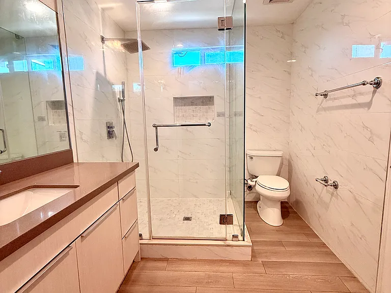 MASTER BATHROOM (2ND FLOOR)