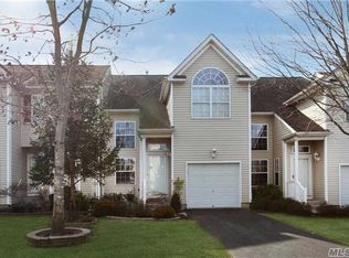 5 Cranberry Cir, Medford, NY 11763