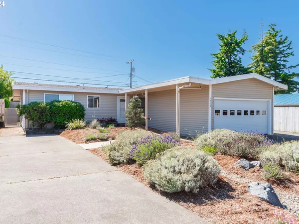 1930 Lincoln St, North Bend, OR 97459