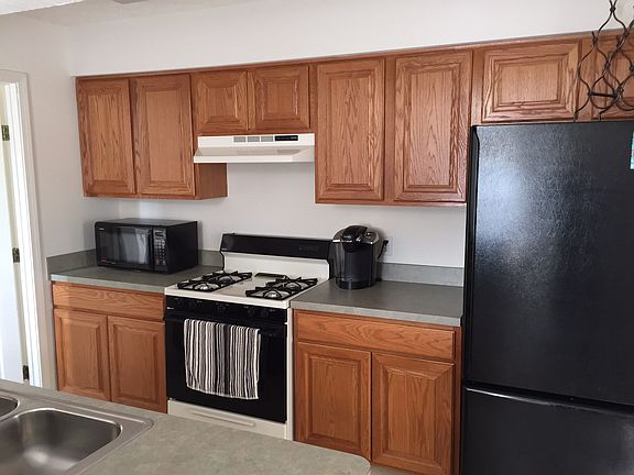 Ample cabinet/drawer space